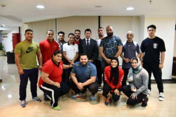 لاعبو رفع الأثقال مع وزير الرياضة