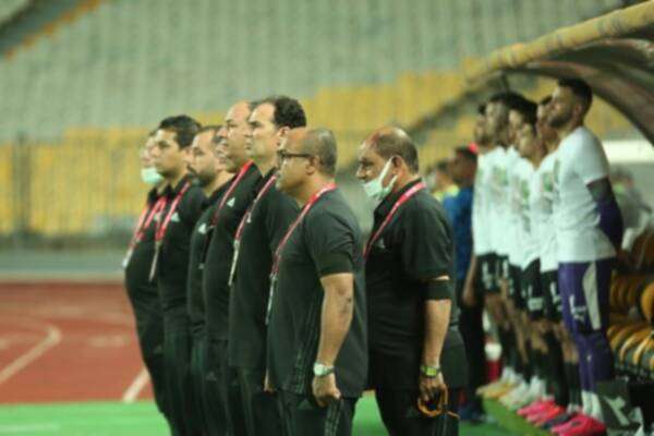 عبدالحميد بسيوني مع الجهاز الفني