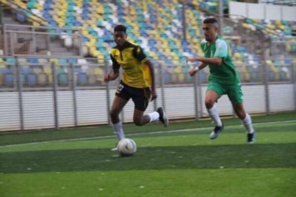 مكاري (بالأصفر)