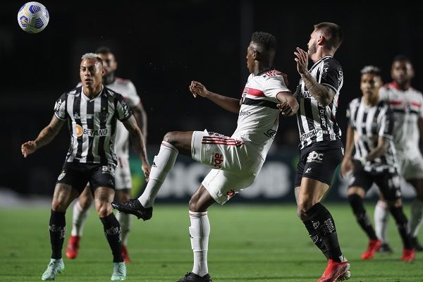 جانب من لقاء أتليتيكو مينيرو وساو باولو