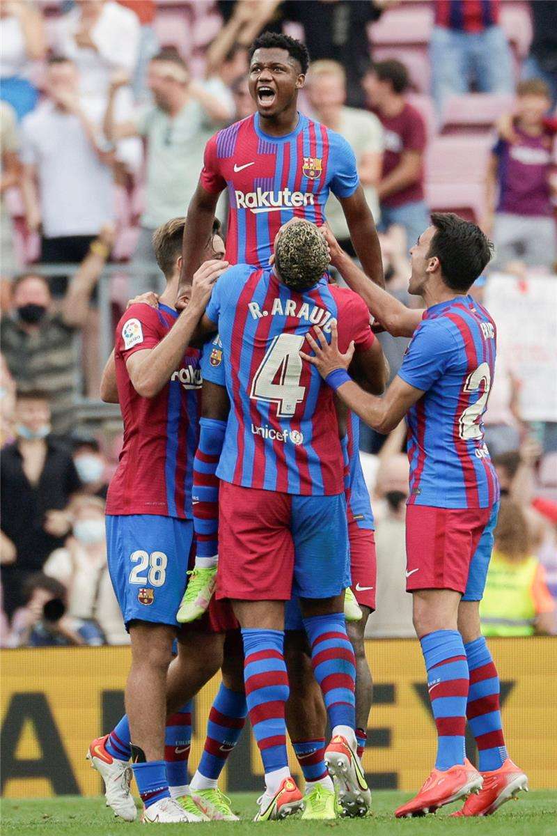 فاتي يحتفل بهدفه الرائع