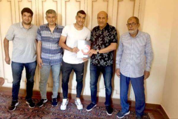 بعد توقيع العقود