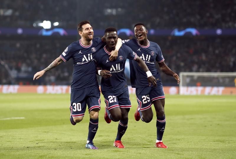 ميسي يحتفل مع إدريسا بالهدف الأول لباريس