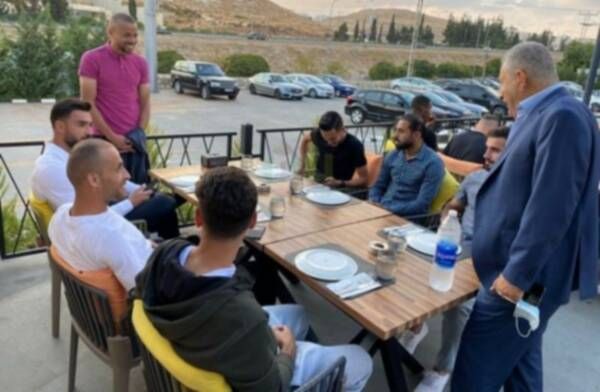 البياري خلال لقاء اللاعبين