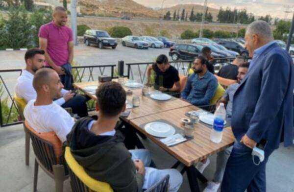 البياري خلال لقاء اللاعبين