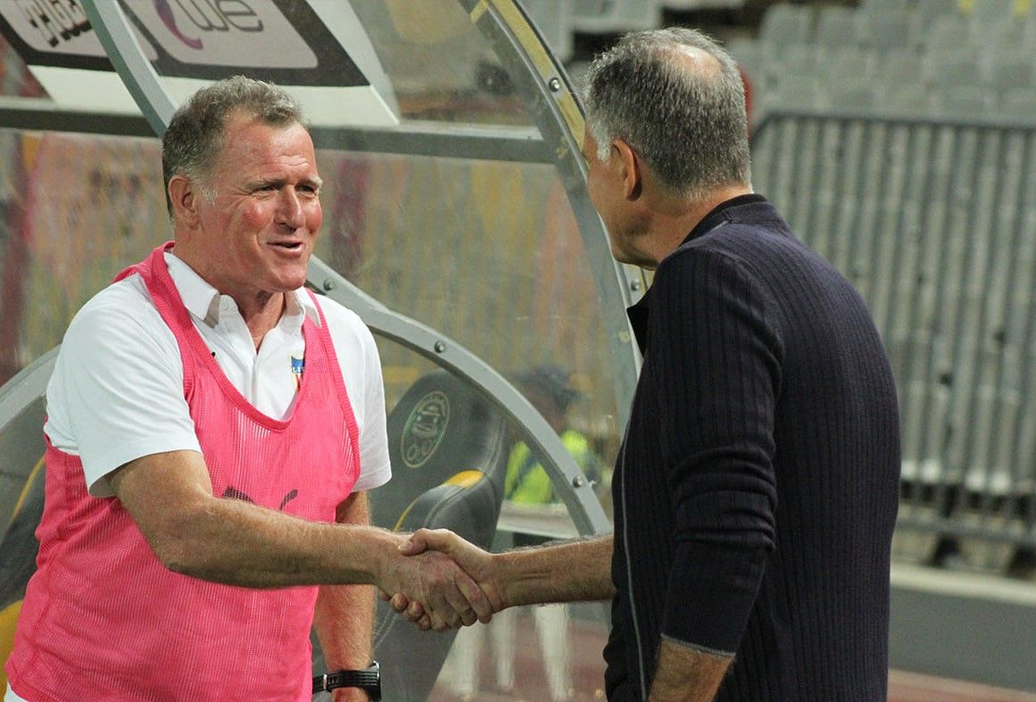 بيتر باتلر يصافح كيروش