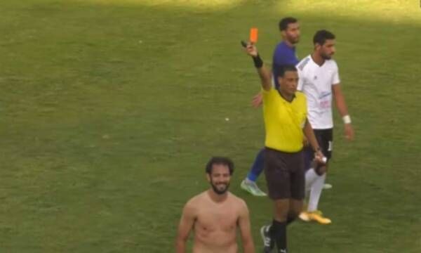 لحظة طرد اللاعب