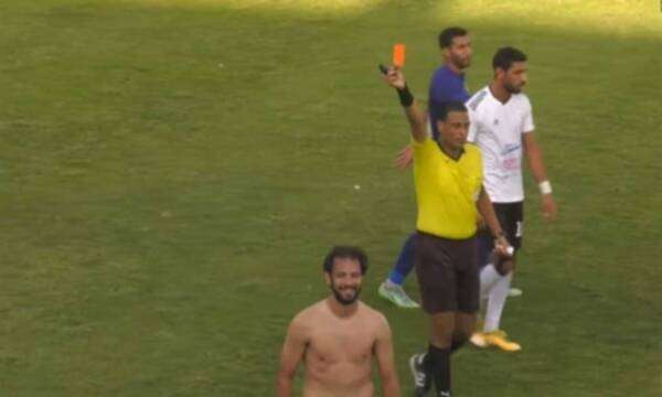 لحظة طرد اللاعب