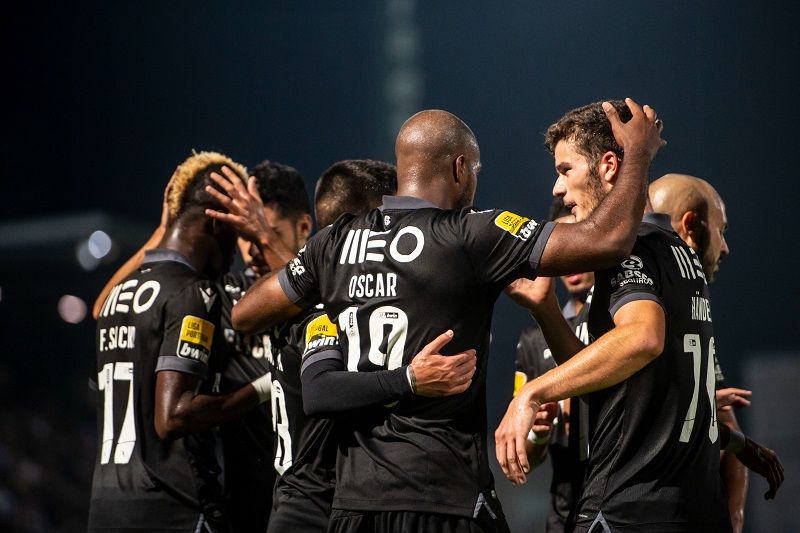 لاعبو فيتوريا 