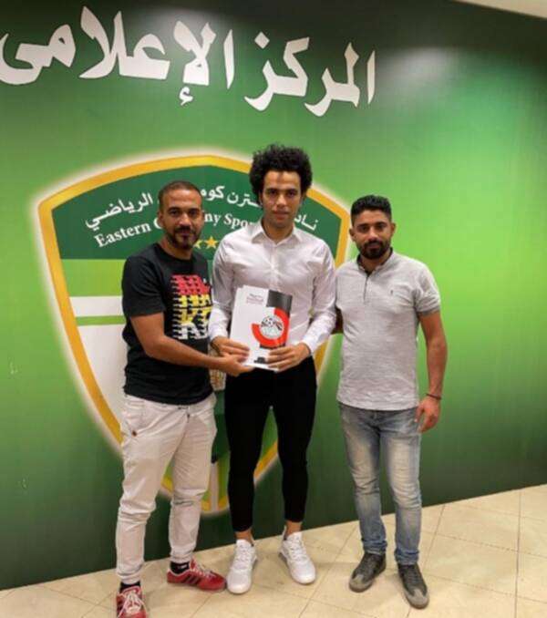 ناصر بعد توقيع عقده مع الشرقية للدخان