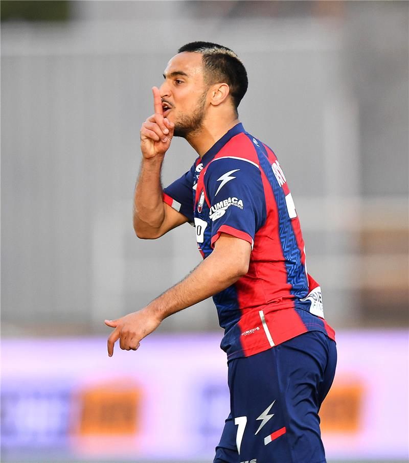  الجزائري آدم وناس