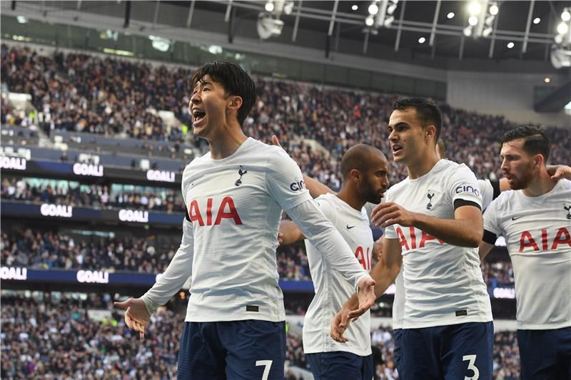 سون مع لاعبي توتنهام