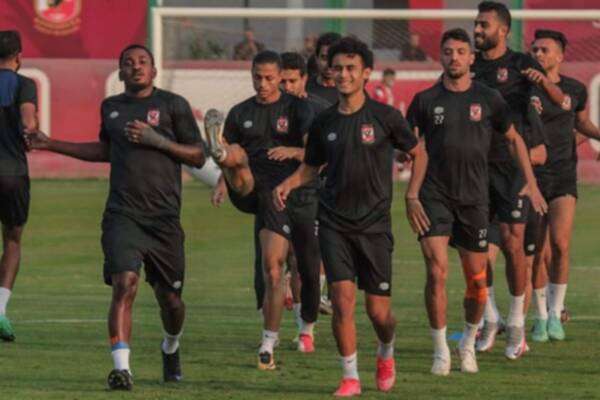 جونيور أجاي مع لاعبي الأهلي