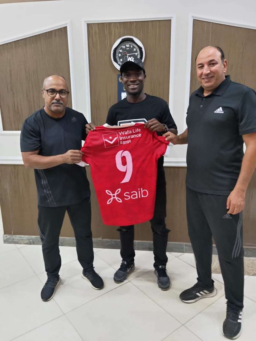 جون أنطوي بعد توقيعه للطلائع