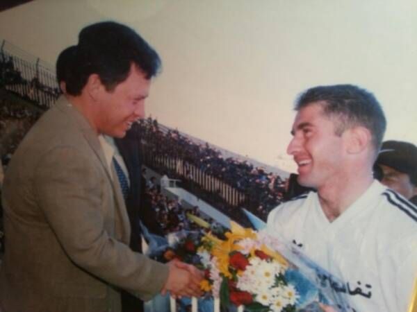 نارت يدج يسلم باقة ورد لملك الأردن