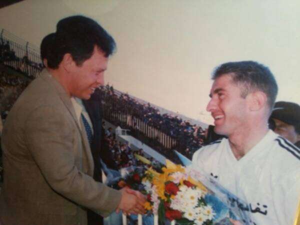 نارت يدج يسلم باقة ورد لملك الأردن