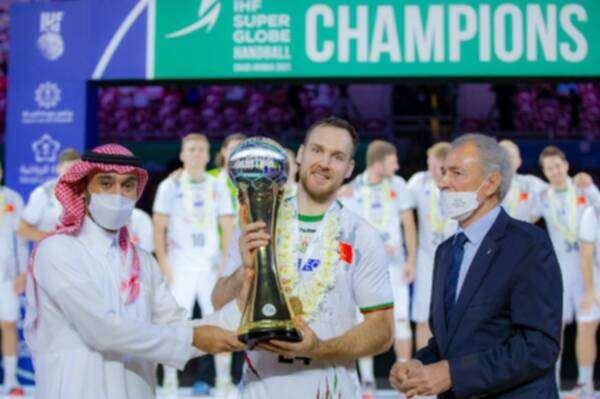 الفيصل وحسن مصطفى يسلمان كأس البطولة