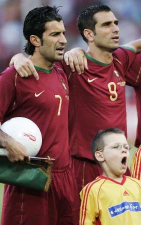 لويس فيجو مع صاحب الهدف باوليتا 