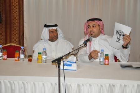 عبدالحميد المؤمن يتحدث خلال المؤتمر الصحفي عن مضمون الشعار