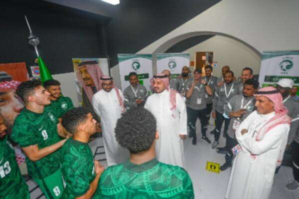 المسحل مع لاعبي المنتخب الأولمبي