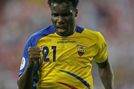 الاكوادوري كارلوس تينيريو يحتفل بهدف الاكوادور الاول في مرمى بولندا