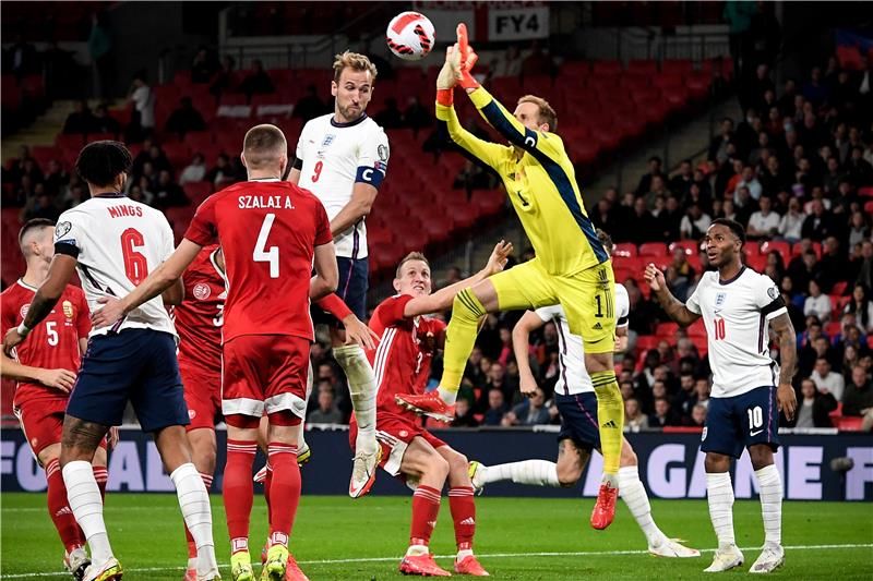 جولاسكي يبعد الكرة أمام كين