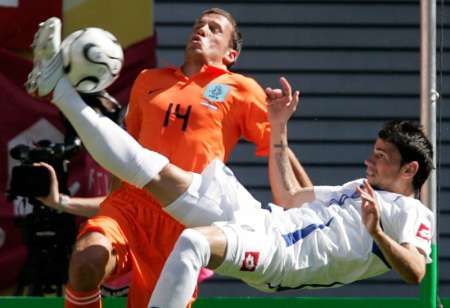 لقطة من مباراة صربيا وهولندا 