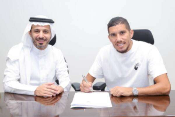 اللاعب أثناء التوقيع