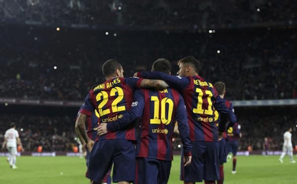 داني ألفيس (يسار)