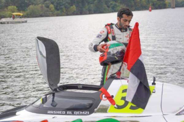 القمزي بطل الزوارق الإماراتي