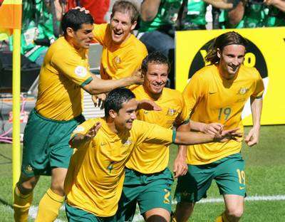 لاعبو أستراليا يحتفلون بهدف التعادل لكاهيل والذي غيّر مسار المباراة