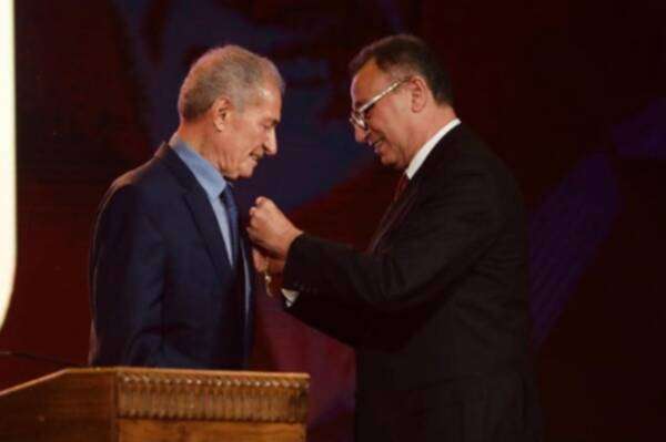 الخطيب يكرم حسن مصطفى