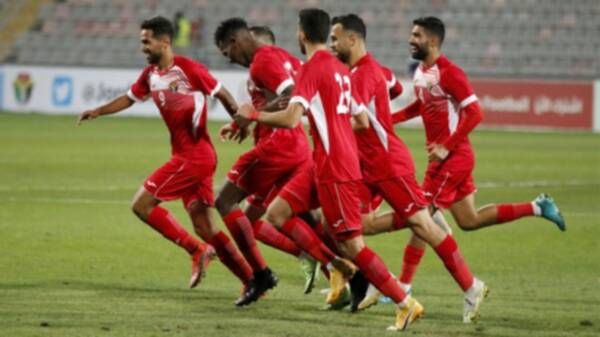 فرحة لاعبي الأردن بهدف الفوز