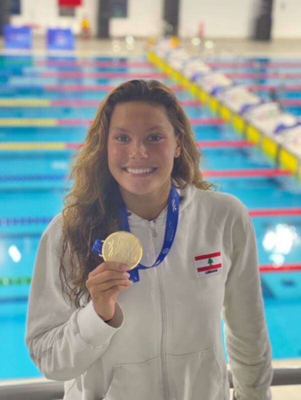 سيمون كبارة بالميدالية الذهبية