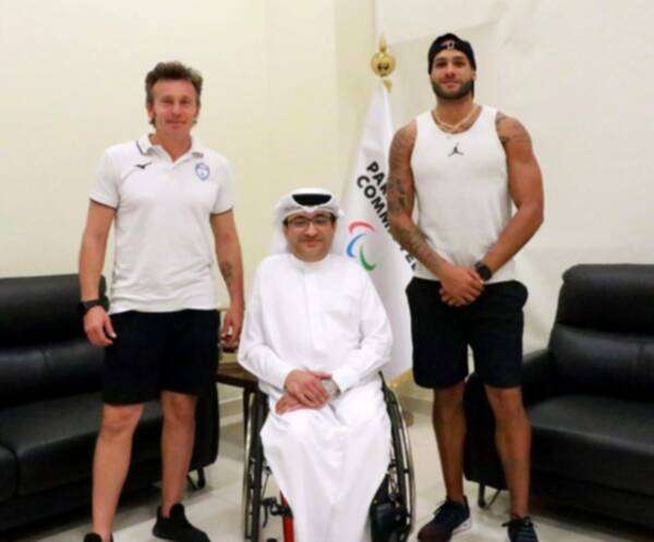 العصيمي يتوسط جاكوبس وكاموسي