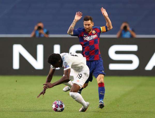 إعاقة ميسي لديفيز