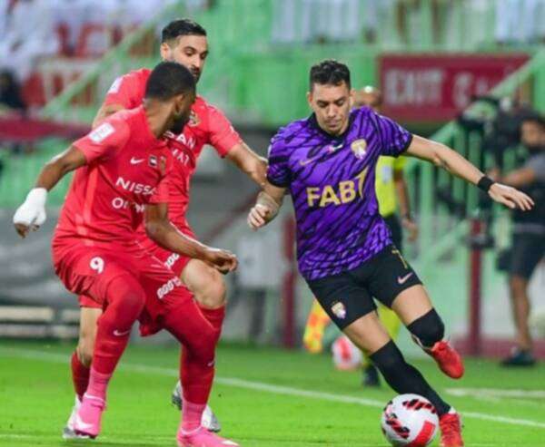 من مباراة شباب الأهلي والعين