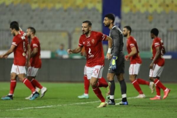 بيرسي تاو مع لاعبي الأهلي