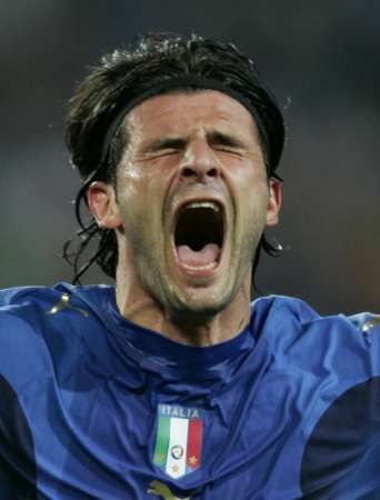 الإيطالي لاياكوينتا يحتفل بتسجيل هدف الفوز 