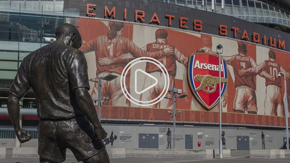 تمثال هنري من أمام ملعب الإمارات