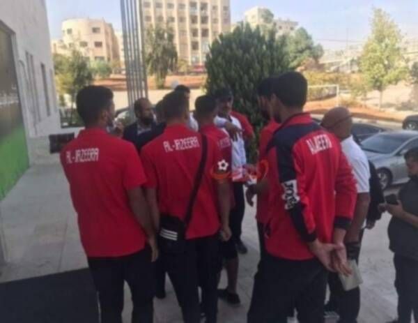 لاعبو الجزيرة أمام بوابة الاتحاد الأردني