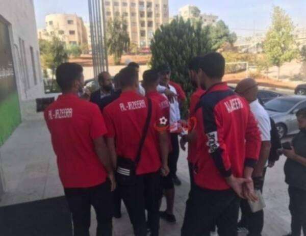 لاعبو الجزيرة أمام بوابة الاتحاد الأردني