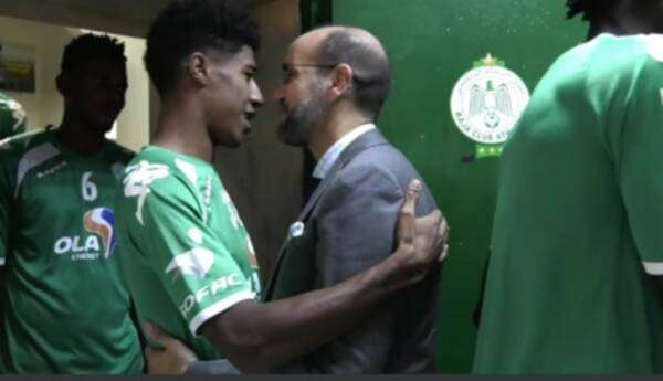 أنيس محفوظ مع لاعبي الرجاء