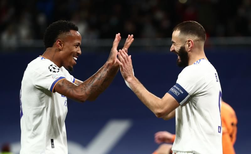 بنزيما يحتفل مع ميليتاو بالهدف رقم 1000