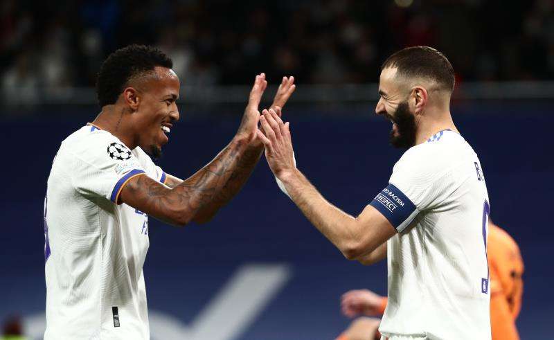 بنزيما يحتفل مع ميليتاو بالهدف رقم 1000