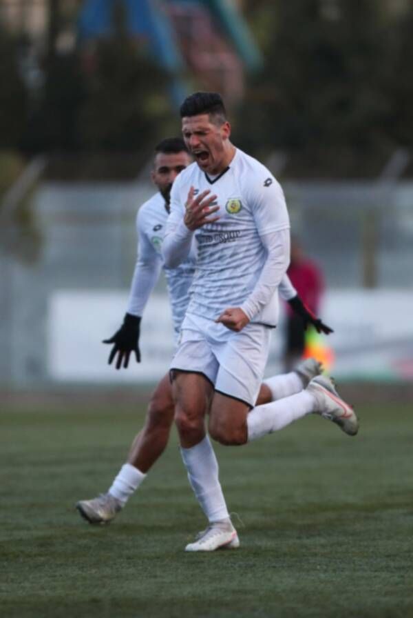 فرحة تامر صيام لاعب شباب الخليل