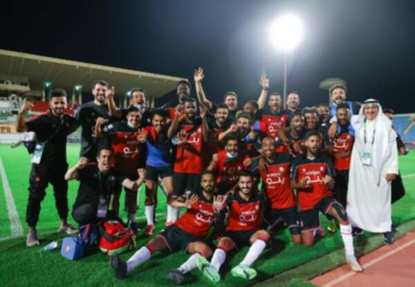 فهد المطوع يحتفل مع فريقه بالفوز