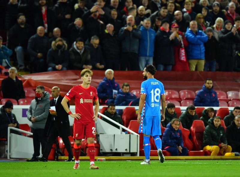 فيليبي يخرج من الملعب