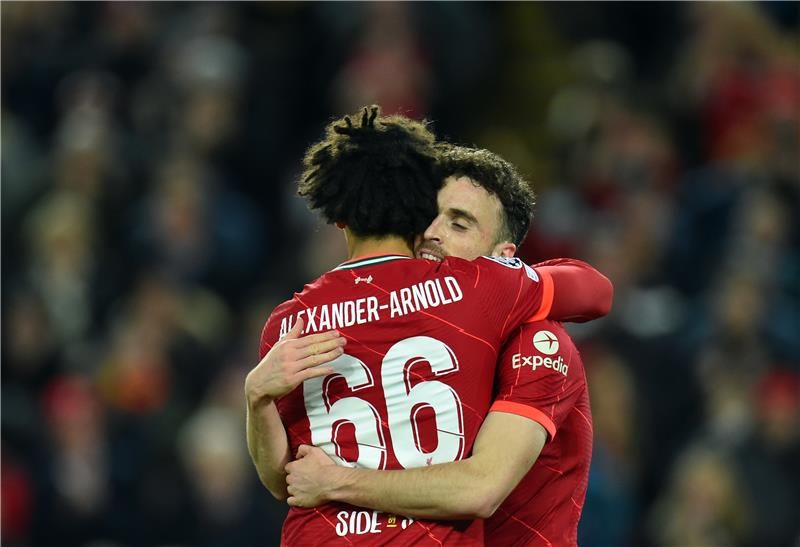 أرنولد يعانق جوتا