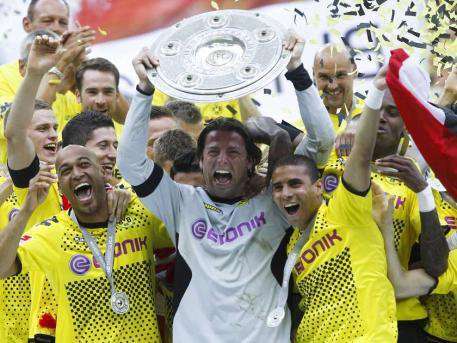 المصري محمد زيدان يحتقل بلقب الدوري الألماني رافعا علم مصر